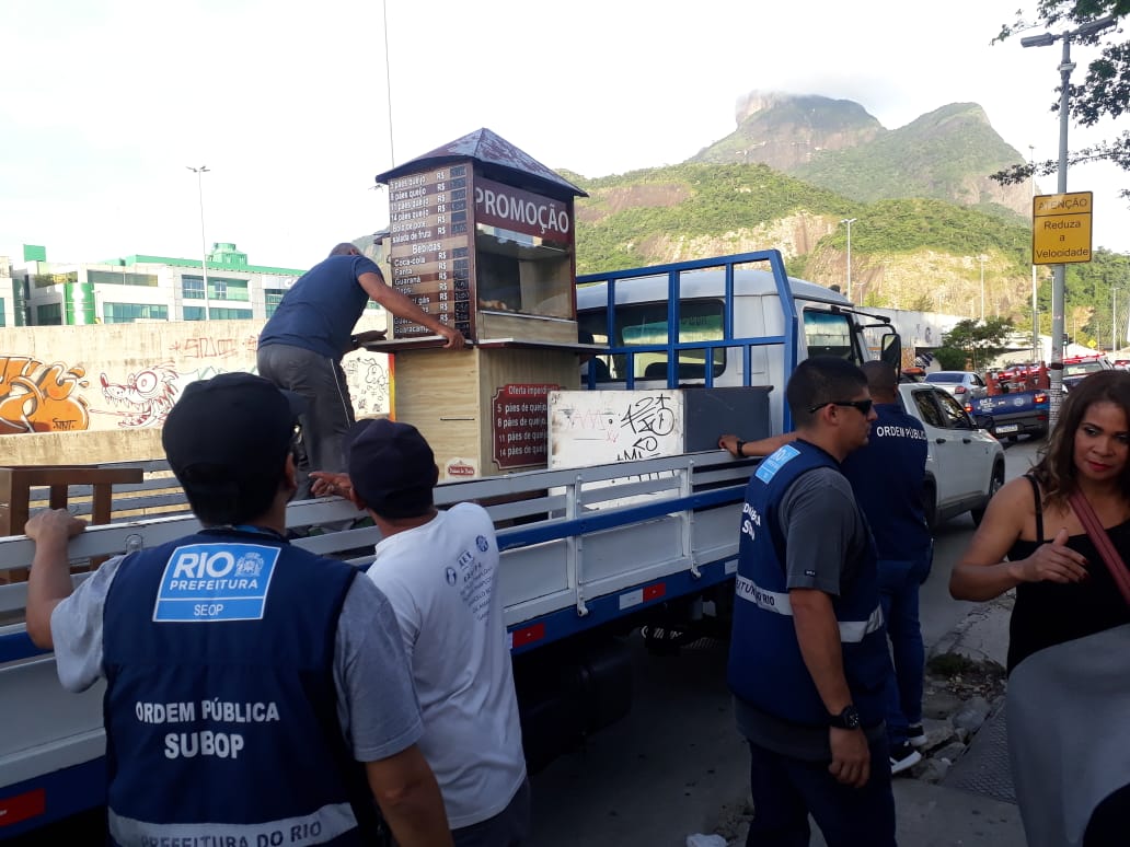 Agentes da Prefeitura fazem fiscalização no Jardim Oceânico. Foto: Divulgação / Seop