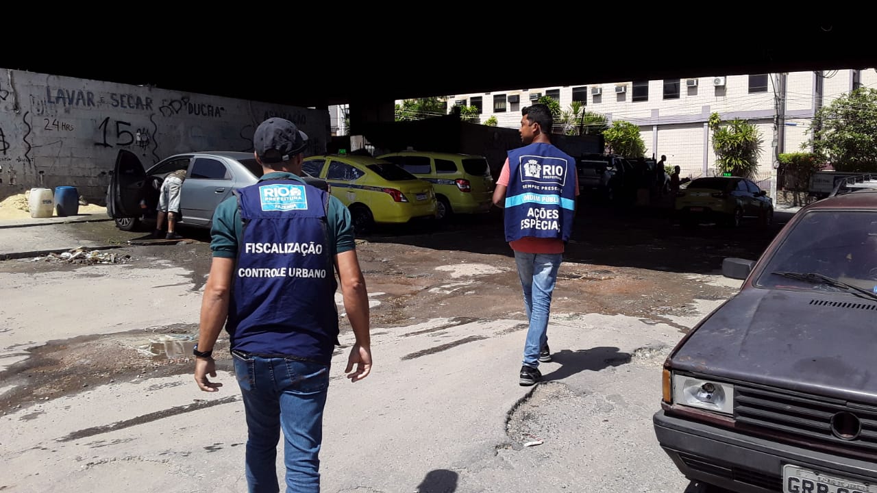 Fiscais retiram lava a jatos clandestinos nas imediações do Túnel Noel Rosa. Foto: Divulgação / Prefeitura Rio