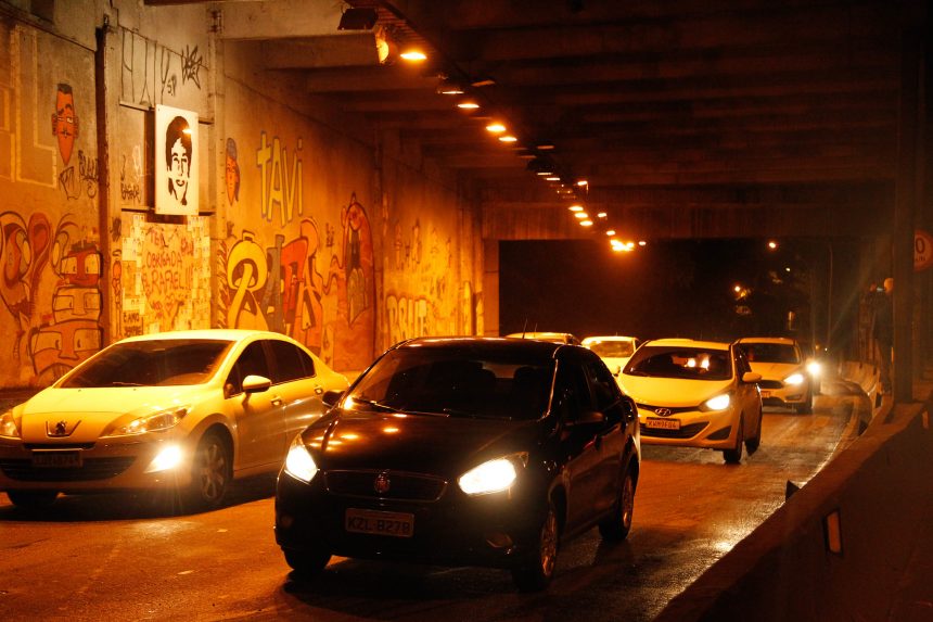 Carros trafegam no sentido São Conrado do Túnel Acústico Rafael Mascarenhas