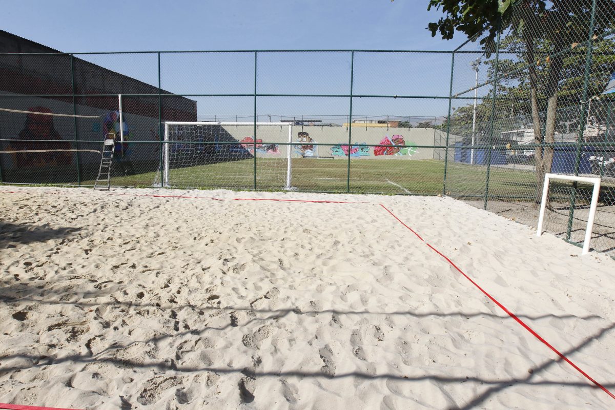 Quadra de areia para vôlei e, ao fundo, campo de futebol gramado: frequentadores da Ely Ferreira Cova, em Bangu, têm o que comemorar. Foto: Paulo Sérgio / Prefeitura do Rio