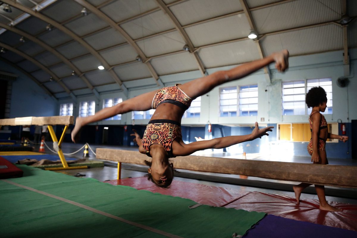 Série Nossos Atletas. Ginastas da GREIP, Vila Olímpica localizada na Penha, na Zona Norte do Rio de Janeiro. Na foto, Giane Barbosa, de 8 anos. Fotos Marcos de Paula / Prefeitura do Rio