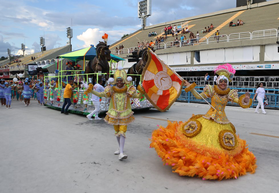 Com enredo em homenagem ao mundo do circo a Corações Unidos do Ciep levou dois mil alunos à Sapucaí