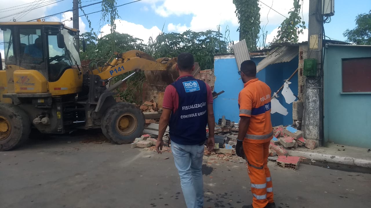 Móveis obstruíam totalmente a calçada e seriam destinados ao comércio ilegal. Foto: Divulgação