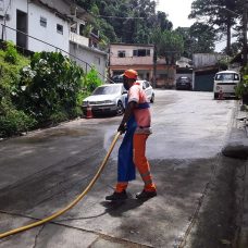 Comlurb já realizou trabalho de lavagem com água de reuso e detergente neutro e hipoclorito em todas as 633 comunidades da cidade